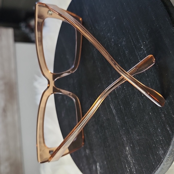 Fashion Eyewear, women's clear trendy eyewear with super cute frame. - Picture 4 of 4